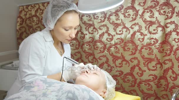 Kosmetikerin schminkt die Augenbrauen dauerhaft — Stockvideo