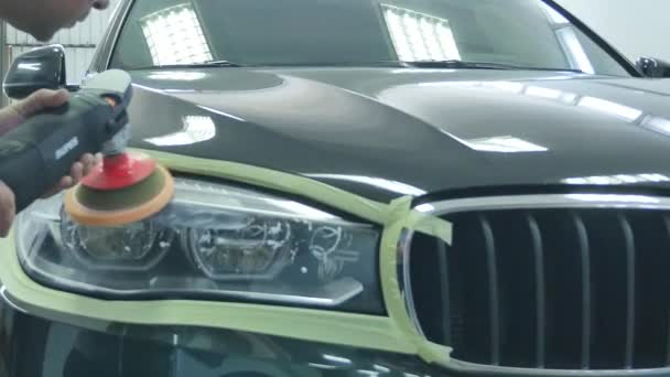 Stäng upp bil lampa eller främre strålkastare polering, förnyade strålkastare — Stockvideo