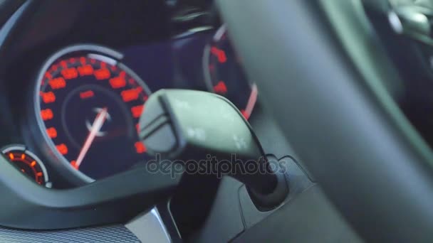 Snelheidsmeter schild van apparaten Auto panel van apparaten roer — Stockvideo
