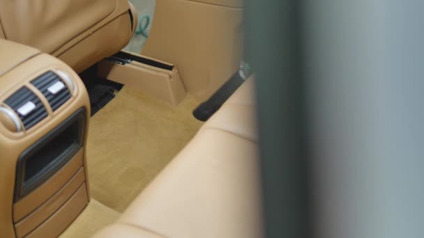 Interior del coche asientos textiles limpieza química con método de extracción profesional. Limpieza a principios de primavera o limpieza regular. — Vídeo de stock