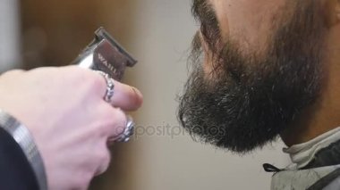 Yakın çekim yakışıklı genç adam modern berber sakal bakım alma sakallı.