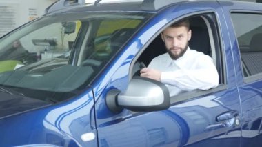 Mutlu müşteri sadece bir araba araba galerisinde satın aldı