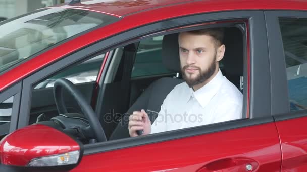 Tevreden klant kocht een auto bij autobedrijf — Stockvideo