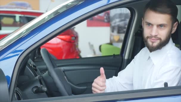 Un client heureux vient d'acheter une voiture chez un concessionnaire automobile — Video