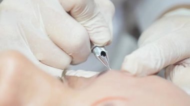 Kozmetik uzmanı kalıcı makyaj yapıyor