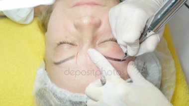 Kozmetik uzmanı kalıcı makyaj yapıyor