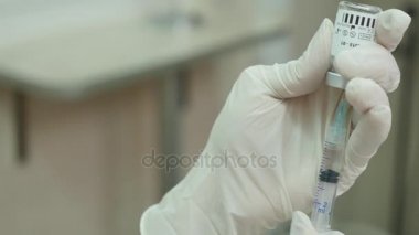 Tıbbi doktor veya hemşire yükleme şırınga enjeksiyon için