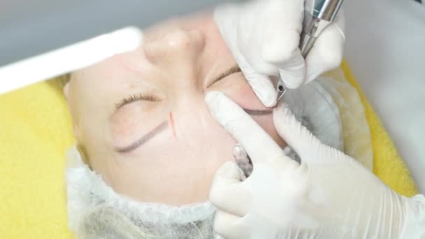 Cosmetologist fazendo maquiagem permanente — Vídeo de Stock