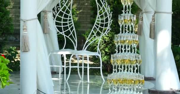 Pyramid of glasses for champagne at outdoor garden in wedding ceremony — Stock Video