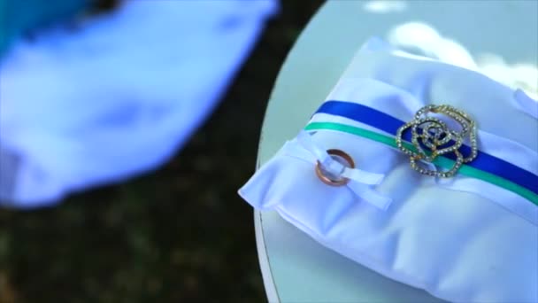Pequena mesa de casamento com decoração e anéis na cerimônia de casamento — Vídeo de Stock