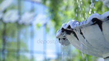 Su damlatan ve arka planda bulanıklık olan eski bir taş çeşmeye yakın çekim