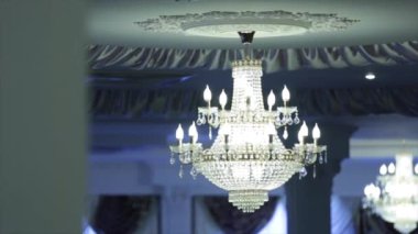 bir odada güzel vintage kristal avize