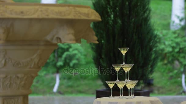 シャンパンのガラスのピラミッド。パーティーでの飲み物. — ストック動画