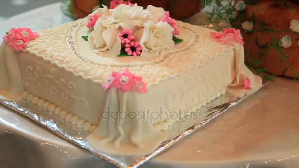 Свадебный торт украшен белыми и розовыми розами — стоковое видео