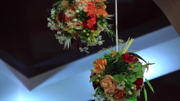 Stilvoll eingerichtetes Interieur in einem Restaurant mit weißen Rosen runden Kugeln — Stockvideo