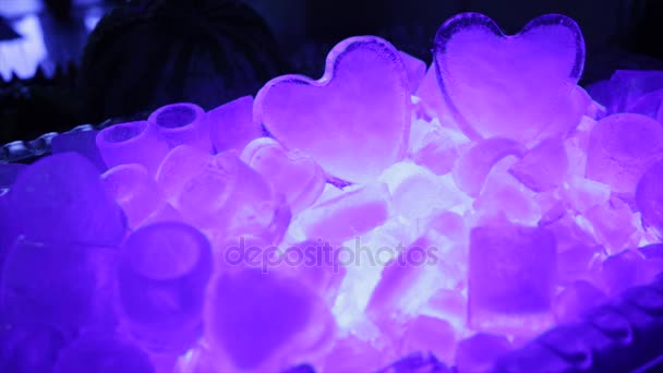 Deux coeurs de glace violette dans l'obscurité — Video