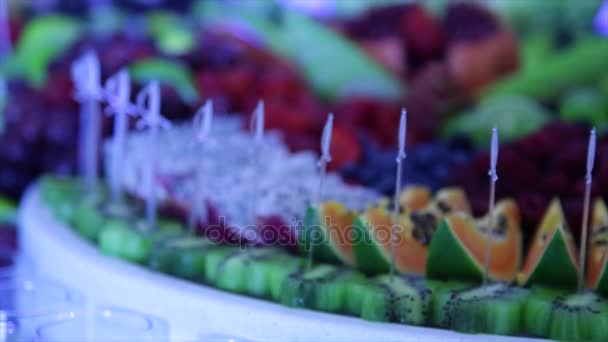 Primer plano de una fruta fresca en un buffet — Vídeo de stock