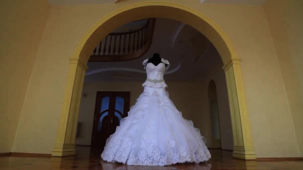 Un elegante abito da sposa su un manichino in una bella stanza luminosa — Video Stock