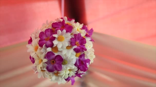 Κομψά διακοσμημένο εσωτερικό σε ένα εστιατόριο με άσπρα τριαντάφυλλα γύρω από τις σφαίρες — Αρχείο Βίντεο