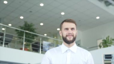 Hipster adam anahtar tutar