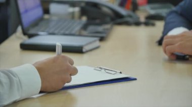 satın almak için bir sözleşme imzalanması ve genç çekici sahipleri için yeni bir araba anahtarı vermek araba satıcısı