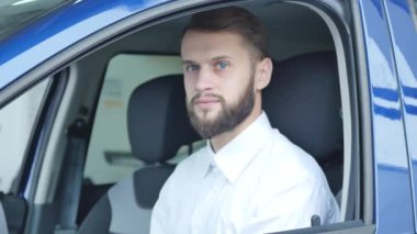 Mutlu müşteri sadece bir araba araba galerisinde satın aldı