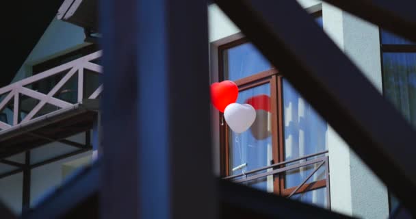 Любовное сердце шариков на доме backgrond — стоковое видео