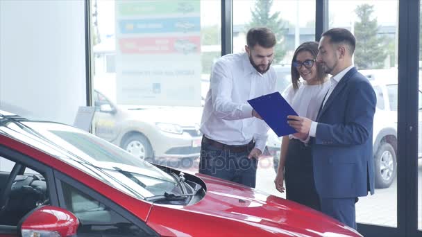 Family buying a car and looking at the engine — Stock Video