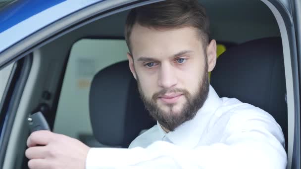 Zufriedene Kundin hat gerade ein Auto im Autohaus gekauft — Stockvideo
