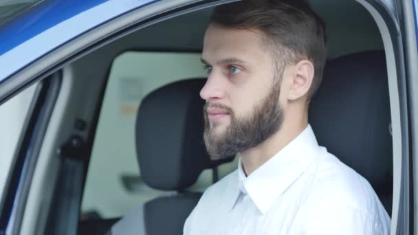 Zufriedene Kundin hat gerade ein Auto im Autohaus gekauft — Stockvideo