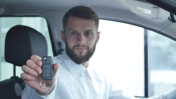 Cliente feliz acabou de comprar um carro na concessionária de automóveis — Vídeo de Stock