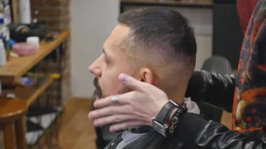 Kuaför tarak sakal yakın çekim