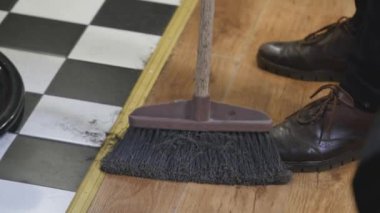 Kuaför Saç kupürleri Kuaför Salonu kat süpürme