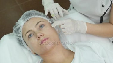 Güzel genç kadın botox enjeksiyon onun yanak içinde oluyor.