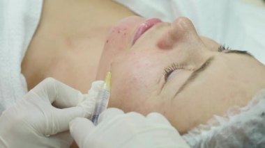 Şevval Özçelik Güzellik salonuyla spa orta yaşlı kadın. Botox enjeksiyonları.