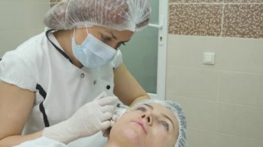 Şevval Özçelik Güzellik salonuyla spa orta yaşlı kadın. Botox enjeksiyonları.