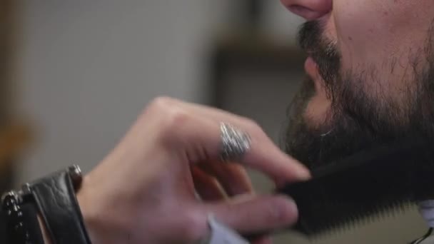 Borbély borotválkozás szakállas csípő közelről — Stock videók
