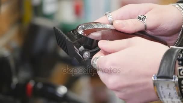 Руки человека с винтажным парикмахерским электрическим клиппером для бороды и волос. Парикмахер, парикмахер — стоковое видео