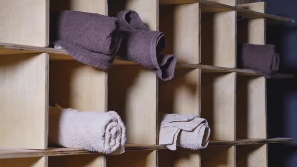 Frisör tog en handduk från vägg — Stockvideo