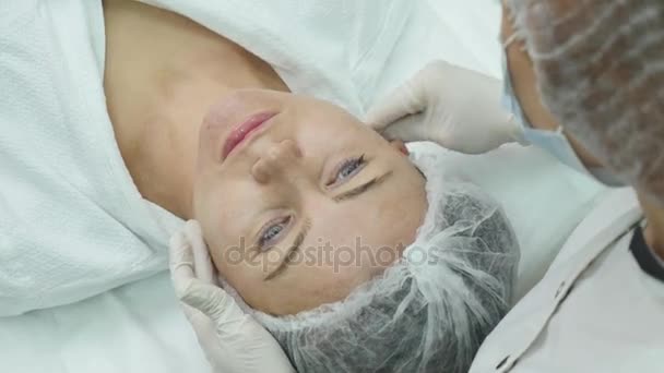 Mascarilla facial aplicada con pincel en salón de belleza. Spa esteticista aplicando mascarilla de limpieza facial . — Vídeos de Stock