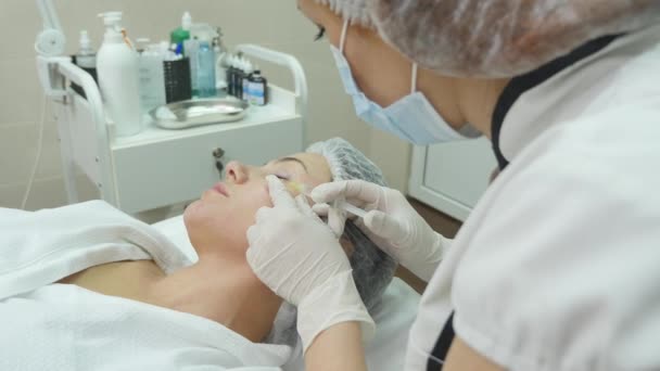 In spa salon met schoonheidsspecialiste middelbare leeftijd vrouw. Botox injecties. — Stockvideo