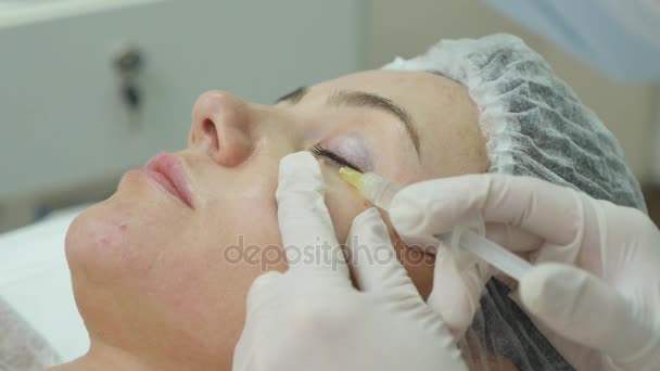 Μέσης ηλικίας γυναίκα στο κομμωτήριο spa με αισθητικός. Ενέσεις Botox. — Αρχείο Βίντεο