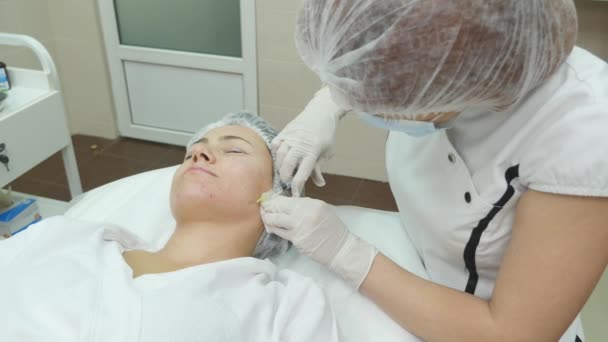 Kvinna medelålders i spasalong med kosmetolog. Botox injektioner. — Stockvideo