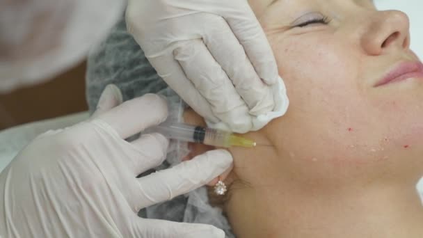 Frau mittleren Alters im Wellness-Salon mit Kosmetikerin. Botox-Injektionen. — Stockvideo