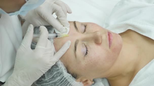 Žena středního věku v spa salon s kosmetička. Botox injekce. — Stock video