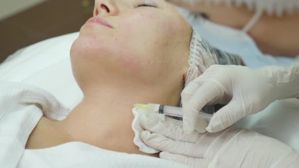 Frau mittleren Alters im Wellness-Salon mit Kosmetikerin. Botox-Injektionen. — Stockvideo