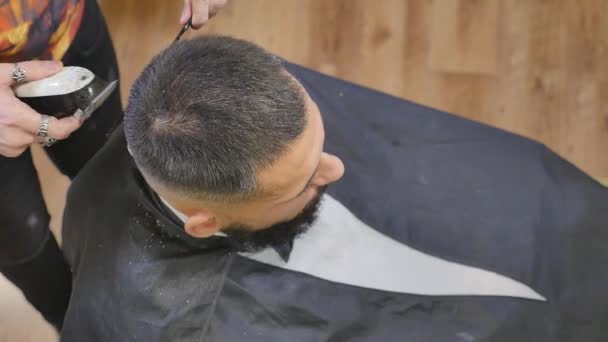 Hajvágás férfi fodrászatban. Férfi fodrász borbélyok. Fodrász csökkenti az ügyfélgépnek haircut. — Stock videók