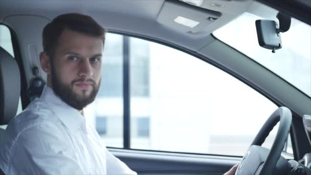 Glücklicher Mann in seinem neuen Auto — Stockvideo
