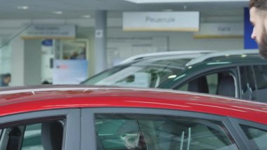 Mutlu genç adam için yeni araba anahtarları tutan