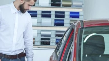 Mutlu müşteri sadece bir araba araba galerisinde satın aldı